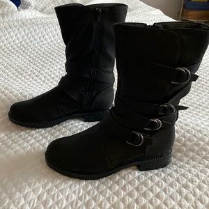 Ladies Black Boots.